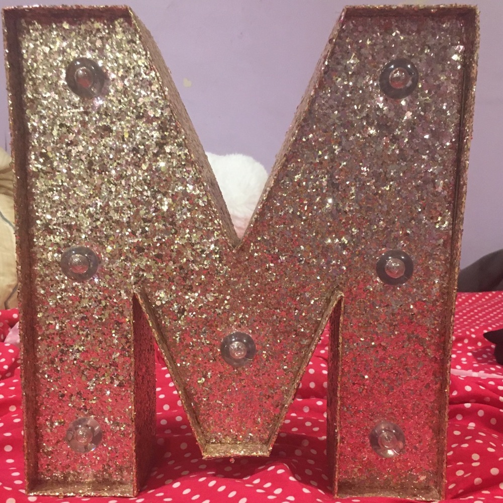 a “M” decor sign for bedroom